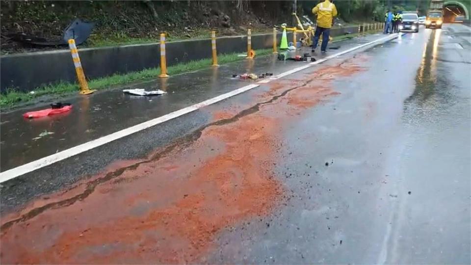 休旅車自撞護欄釀一死！　三人拋飛車外、男子受傷酒測值1.2