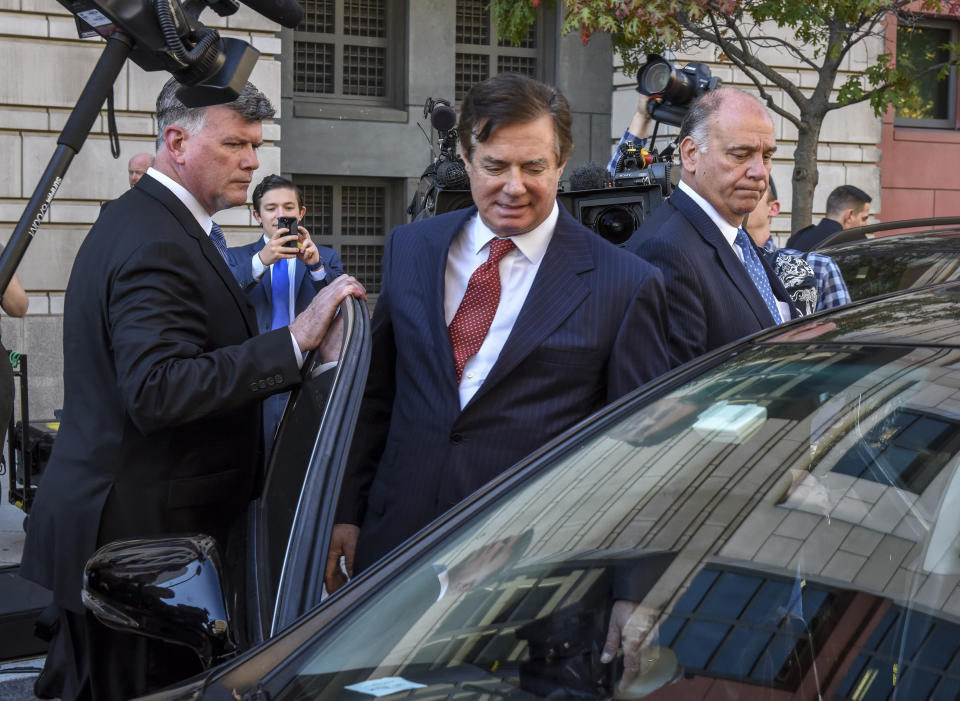 Manafort, center, departs U.S. District Court with his attorney Kevin Downing, left, on Nov. 2, 2017, in Washington, D.C. (Photo: Bill O'Leary/The Washington Post via Getty Images)