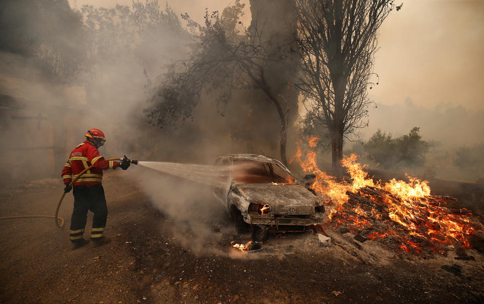 <p>A firefighter works to put out a forest fire in the village of Carvoeiro, near Castelo Branco, Portugal, July 25, 2017. (Rafael Marchante/Reuters) </p>