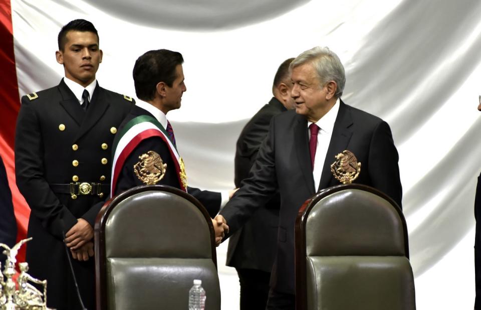 CIUDAD DE MÃXICO, 01DICIEMBRE2018.- AndrÃ©s Manuel LÃ³pez Obrador tomÃ³ protesta como Presidente Constitucional de los Estados Unidos Mexicanos, la banda le fue cedida por Porfirio MuÃ±oz Ledo, presidente de la mesa directiva de la CÃ¡mara de Diputados, quien a su vez la recibiÃ³ de Enrique PeÃ±a Nieto, Presidente de MÃ©xico saliente, en la sesiÃ³n general del Congreso de la UniÃ³n.   FOTO: SAÃL LÃPEZ /CUARTOSCURO.COM