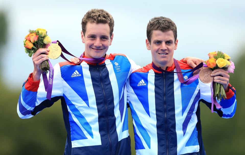 Alistair (left) and Jonny Brownlee hold up their Olympic medals (Mike Egerton/PA) (PA Archive)