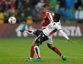 Football Soccer - Metz v Nice - French Ligue 1 - Saint Symphorien stadium, Metz, France - 23/10/16. Metz's Yann Jouffre challenges Nice's Alassane Plea. REUTERS/Vincent Kessler