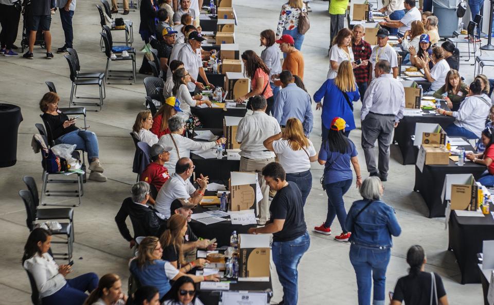 Miles de venezolanos en el exterior están llamados a votar en las elecciones primarias de la oposición para votar en las elecciones primarias de la oposición para elegir al rival de Nicolás Maduro en las presidenciales de 2024, en Doral, Florida, el domingo 22 de octubre de 2023. (Pedro Portal/Miami Herald vía AP)