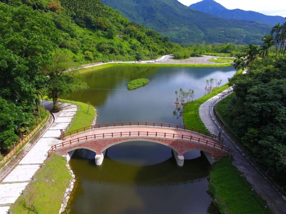 光復馬太鞍吉利潭周邊環境改善工程，融合地形自然景觀，形塑大自然綠色療癒環境。（水保局花蓮分局提供）