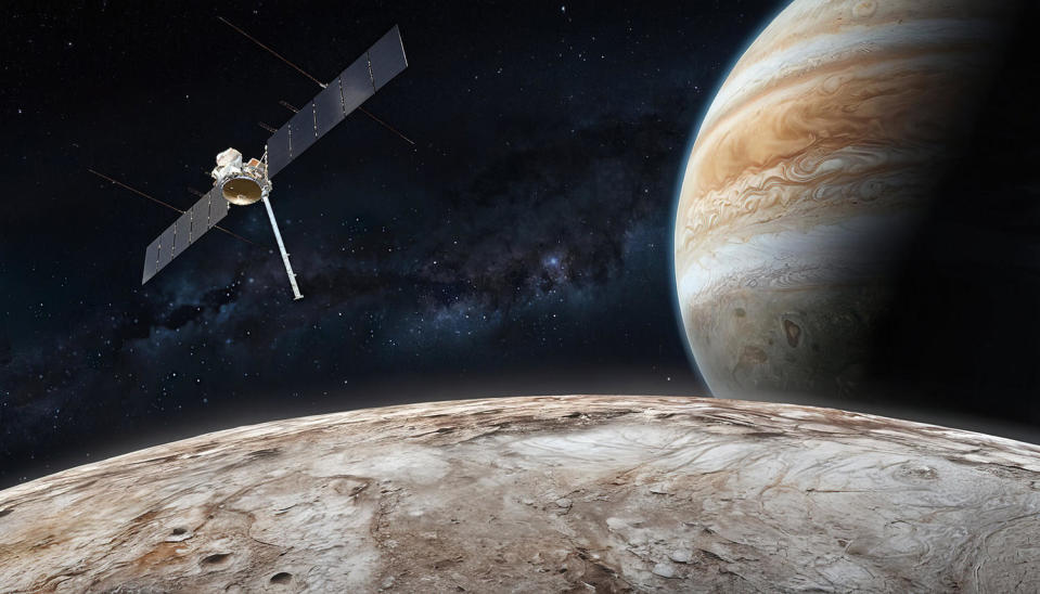 Künstlerische Darstellung der NASA-Raumsonde Europa Clipper bei der Erkundung des eisbedeckten Jupitermondes Europa, wo sich unter der gefrorenen Kruste möglicherweise ein bewohnbarer Ozean verbirgt. / Bildnachweis: NASA