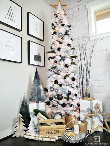 <p><a href="https://tarynwhiteaker.com/modern-black-white-christmas-tree/" data-component="link" data-source="inlineLink" data-type="externalLink" data-ordinal="1">Taryn Whiteaker</a></p>