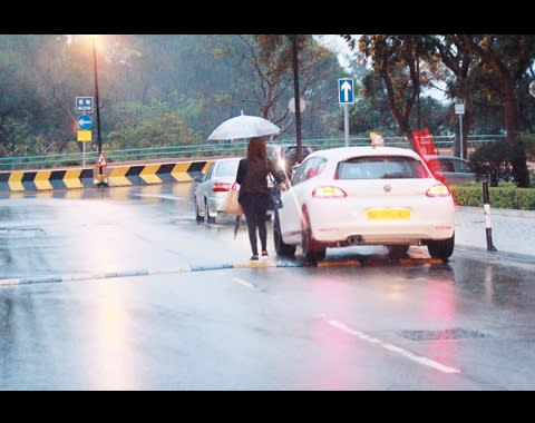 一接到何傲芝的電話，Edwin立即冒著黃色暴雨警告，飛車返回位於葵涌的愛巢接載女友。