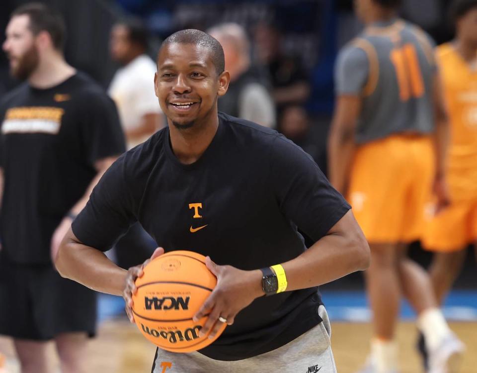Tennessee Volunteers associate basketball coach Justin Gainey passes to players during the team’s practice for the 2024 NCAA Men’s Basketball First/Second Rounds at Spectrum Center in Charlotte, NC on Wednesday, March 20, 2024. Games for the tournament begin on Thursday, March 21, 2024 and conclude on Saturday, March 23, 2024. JEFF SINER/jsiner@charlotteobserver.com