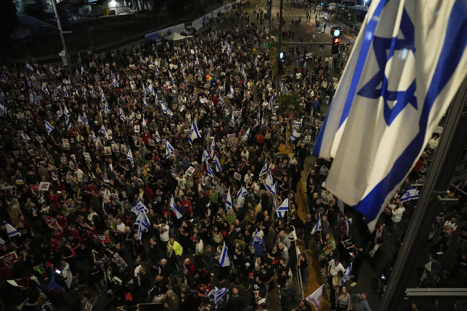 Miles de personas participan en una protesta contra el gobierno del primer ministro israelí Benjamin Netanyahu y en la que exigen la liberación de rehenes retenidos por Hamás en la Franja de Gaza, en Tel Aviv, Israel, el sábado 6 de abril de 2024. (AP Foto/Ariel Schalit)