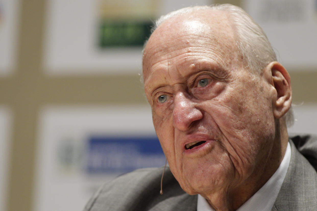 ARCHIVO - En imagen de archivo del 22 de noviembre de 2010, el ex presidente de la FIFA Joao Havelange habla en entrevista durante la Convención Mundial de Soccerex en Río de Janeiro, Brasil. El martes 16 de agosto de 2016, un hospital brasileño anunció el fallecimiento de Havelange en Brasil, a sus 100 años. (AP Foto/Felipe Dana, archivo)