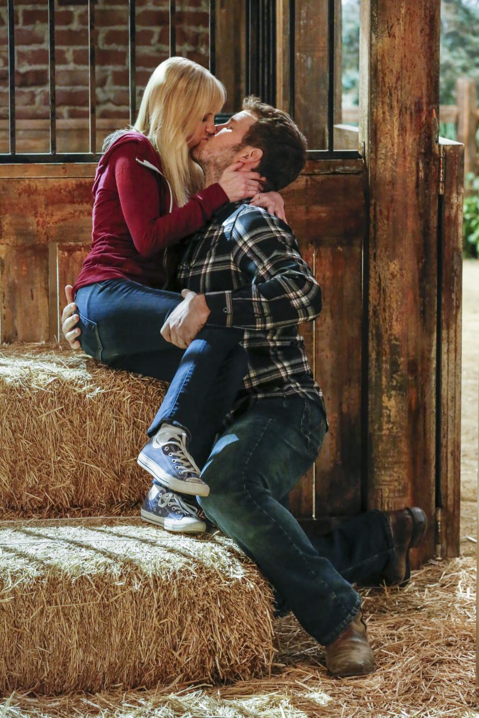 Chris Pratt and Anna Faris Kiss During Their Scenes on Mom, and It's Adorable