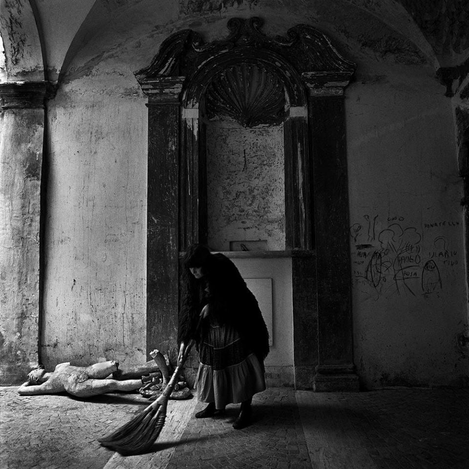 <div class="inline-image__caption"><p>Woman with Broom, Roma 1978</p></div> <div class="inline-image__credit">Stephan Brigidi</div>