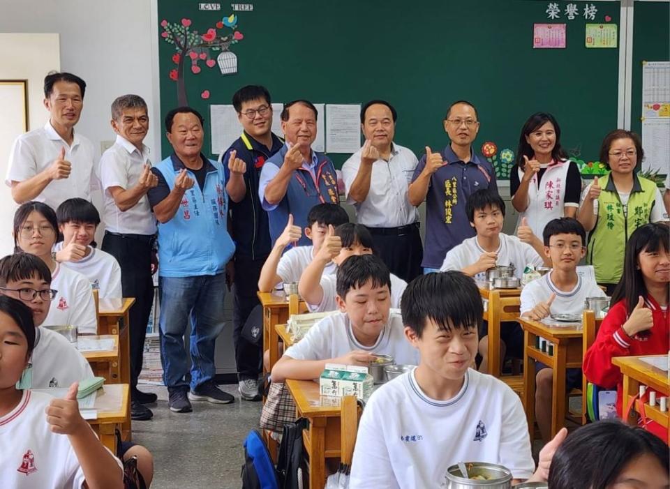 《圖說》八里在地食材竹筍入菜校園營養午餐來賓合影。〈八里區公所提供〉