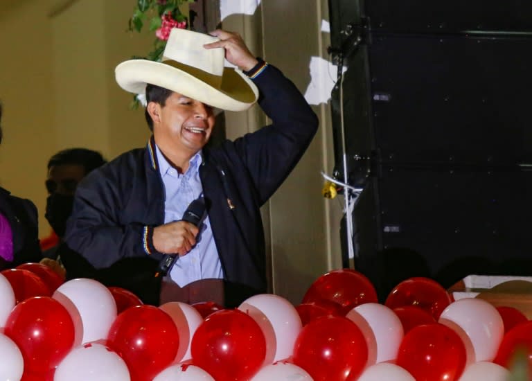 Le président du Pérou, Pedro Castillo, devant ses partisans après avoir reçu ses lettres de créances pour un mandat courant jusqu'en 2026, à Lima le 23 juillet 2021