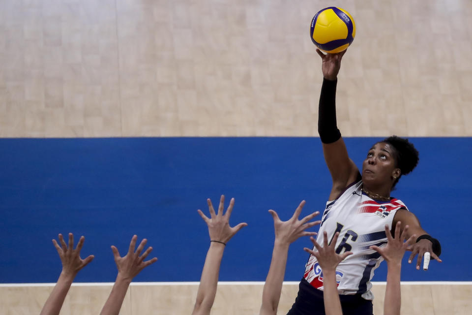 Yonkaira Pena of the Dominican Republic spikes the ball during a Volleyball Women's Nations League match against Serbia at the Maracanazinho stadium in Rio de Janeiro, Brazil, Wednesday, May 15, 2024. (AP Photo/Bruna Prado)