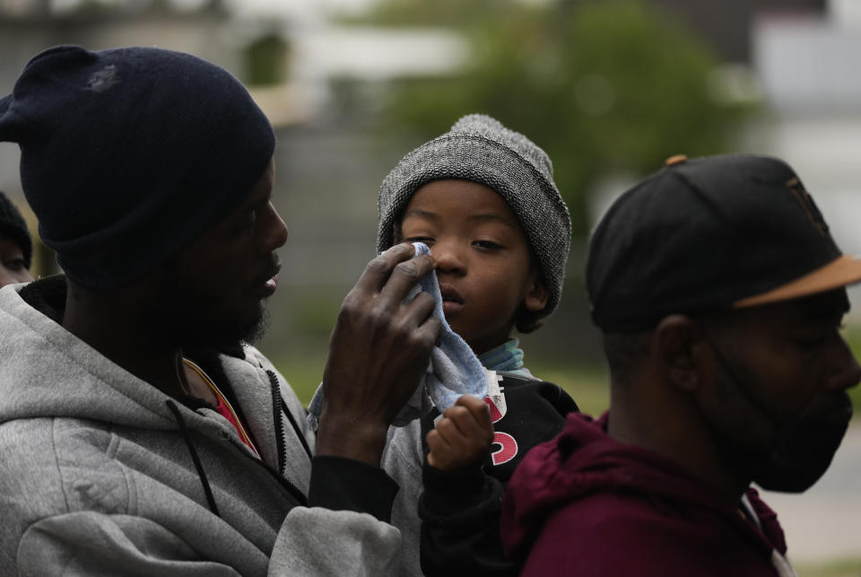 Un migrante haitiano y su hijo en la frontera entre México y EEUU se registran con una organización religiosa en Reynosa, México, 21 de diciembre de 2022. (AP Foto/Fernando Llano)