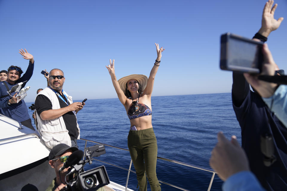 Turistas y periodistas participan en una excursión para ver ballenas jorobadas frente a la costa de Niteroi, en el estado de Río de Janeiro, Brasil, el jueves 20 de junio de 2024. (AP Foto/Silvia Izquierdo)