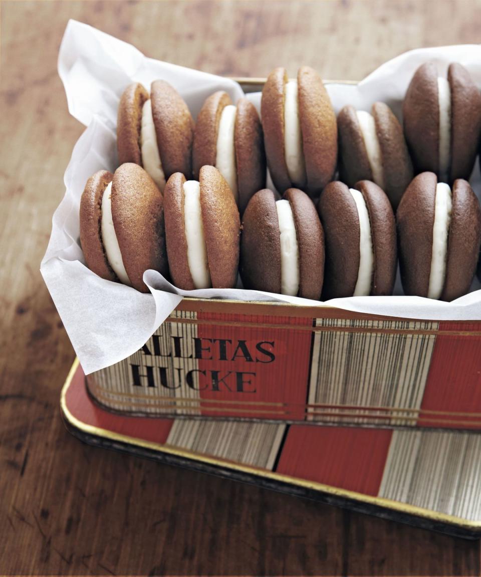 Pumpkin Whoopie Pies with Maple-Spice Filling