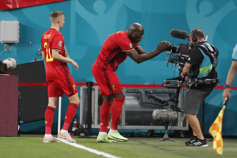 Bélgica, con el goleador Romelu Lukaku, se enfrenta con Dinamarca y con un triunfo podría clasificarse para los octavos de final de la Eurocopa.