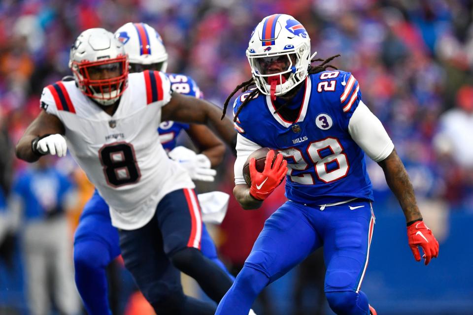 El corredor de los Buffalo Bills, James Cook (28), corre el balón durante la primera mitad de un partido de fútbol americano de la NFL contra los New England Patriots, el domingo 8 de enero de 2023, en Orchard Park.  (Foto AP/Adrian Kraus)