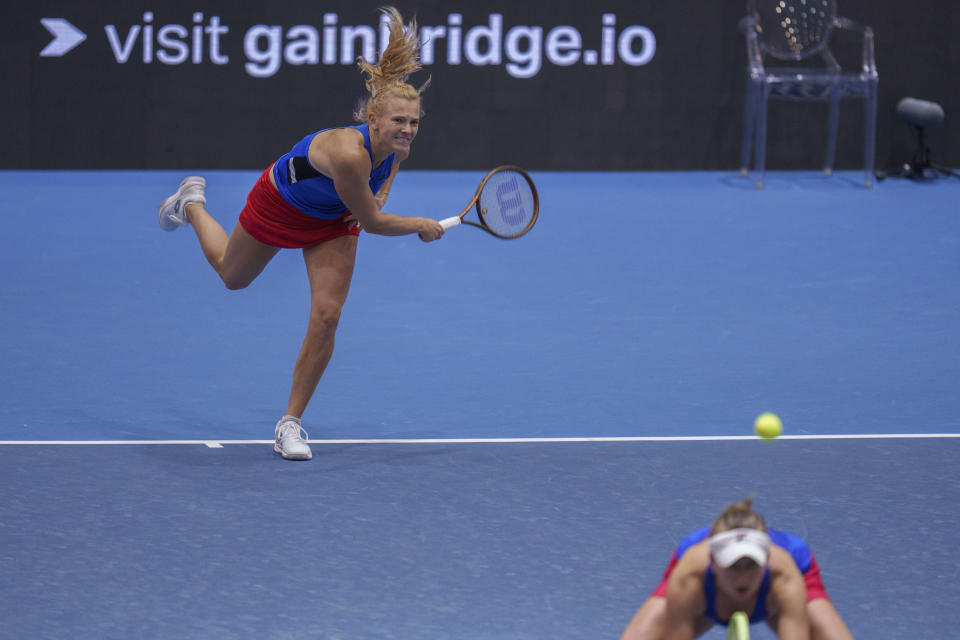 Czech Republic's Katerina Siniakova, left, serves next to her teammate Barbora Krejcikova against US Sloane Stephens and Taylor Townsend during their group stage tennis doubles match at the Billie Jean King Cup finals at La Cartuja stadium in Seville, southern Spain, Spain, Friday, Nov. 10, 2023. (AP Photo/Manu Fernandez)