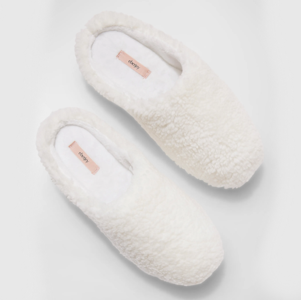 <p><a href="https://go.redirectingat.com?id=74968X1596630&url=https%3A%2F%2Fwww.neimanmarcus.com%2Fp%2Feberjey-flat-sherpa-slippers-prod265700112&sref=https%3A%2F%2Fwww.harpersbazaar.com%2Ffashion%2Ftrends%2Fg4452%2Fgifts-under-100%2F" rel="nofollow noopener" target="_blank" data-ylk="slk:Shop Now;elm:context_link;itc:0;sec:content-canvas" class="link ">Shop Now</a></p><p>Flat Sherpa Slippers</p><p>neimanmarcus.com</p><p>$62.00</p><span class="copyright">neimanmarcus.com</span>