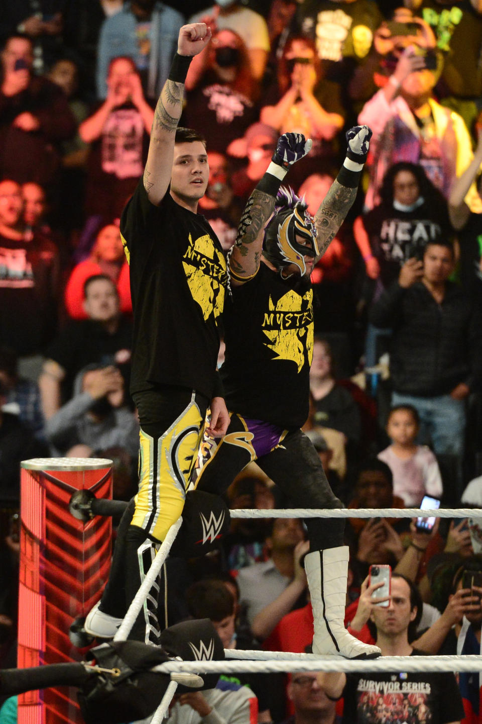 Los Mysterio hacen su entrada durante Monday Night RAW. (Joe Camporeale-USA TODAY Sports)