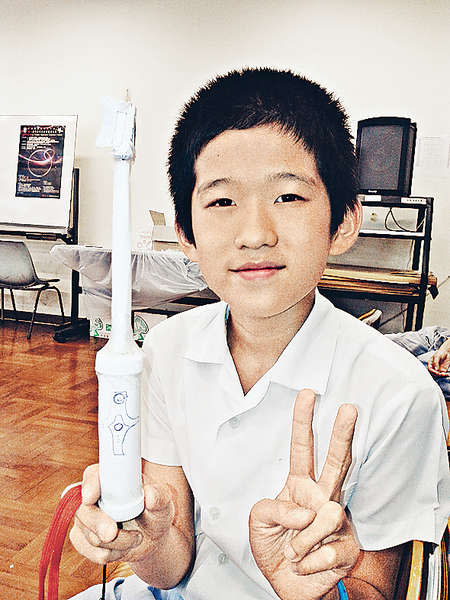 香港浸信會聯會小學小四的陳恩樂獲得創意滿分，他平日早上不夠時間刷牙，把爸爸的水牙綫和電動牙刷結合，製作這個細緻的模型。