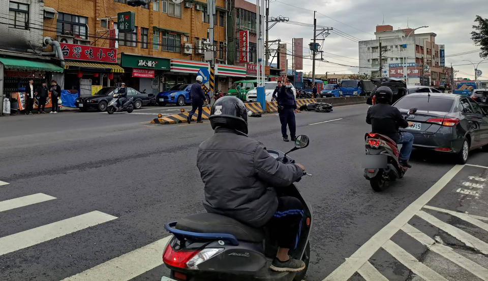 聖約翰科技大學門口今天發生汽機車事故，警消趕抵現場發現騎士為淡水警分局22歲王姓警員。（民眾提供）