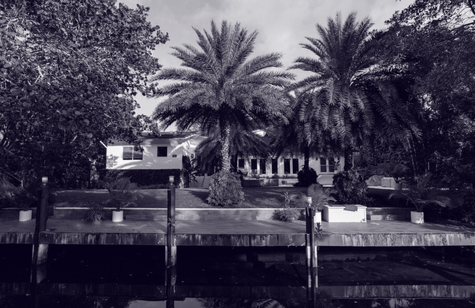 Una vista desde el canal detrás de la casa del urbanizador Rishi Kapoor el lunes 14 de agosto de 2023, en Coral Gables, la Florida.