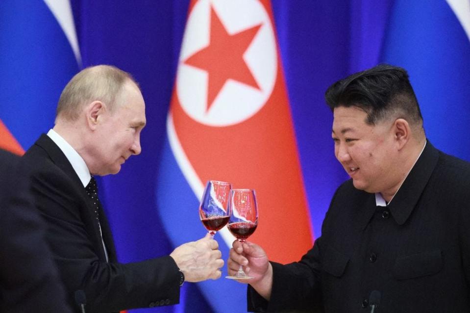 Der russische Präsident Wladimir Putin (l.) reiste zum Staatsbesuch bei Nordkoreas Machthaber Kim Jong-un (r.) nach Pjöngjang. - Copyright: VLADIMIR SMIRNOV via Getty Images