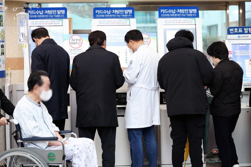 南韓實習住院醫師集體請辭事件發酵，南韓政府23日組成中央災難安全對策本部，啟動跨部門因應體系，宣布將災難預警等級上調至「嚴重」等級。   圖：翻攝「X」@WatchTowerGW 