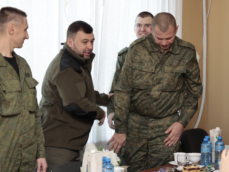 Denis Pushilin, líder de la autoproclamada República Popular de Donetsk, segundo por la izquierda, se reúne con soldados liberados durante un intercambio de militares de la República Popular de Donetsk que habían sido encarcelados, en Amvrosiivka, República Popular de Donetsk, en el este de Ucrania, el martes 1 de noviembre de 2022. Rusia y Ucrania hicieron un intercambio de prisioneros el sábado. (AP Foto/Alexei Alexandrov)