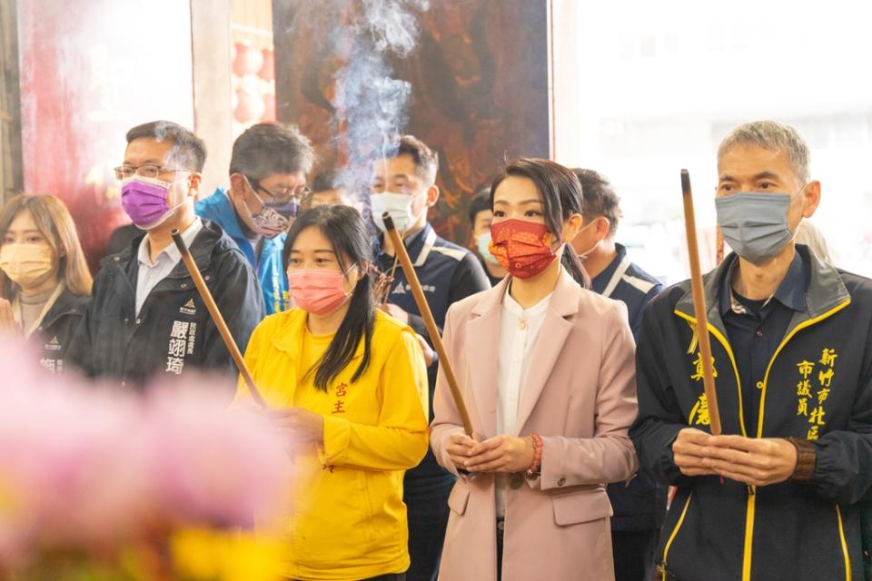 《圖說》高虹安市長（右二）4日分別前往多處宮廟上香祈福。（圖／新竹市政府提供）