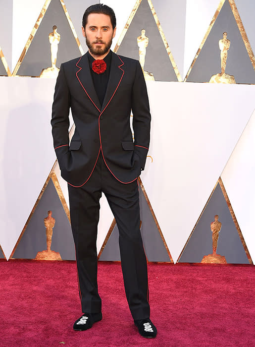 Pour savoir comment dépoussiérer un costard trop classique, direction les Oscars 2016. L’ensemble Gucci de Jared Leto, entièrement noir, ne fait pas trop dark pour autant grâce au liseré rouge qui le parcourt. Cravate ou nœud papillon ? Ni l’un ni l’autre, la star innove en mettant une fleur à la place.