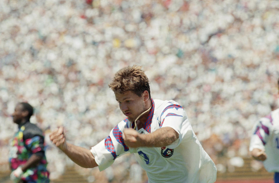 El ruso Oleg Salenko aprieta el puño después de anotar su segundo gol durante el partido de primera ronda de la Copa Mundial del Grupo B contra Camerún en el Estadio Stanford, Stanford, California, el martes 28 de junio de 1994. Salenko estableció un récord mundial de cinco goles en uno partido por un solo jugador. (Foto: AP/Thomas Kienzle)