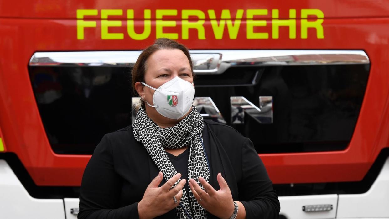 Die nordrhein-westfälische Umweltministerin Ursula Heinen-Esser bedankt sich bei der Werksfeuerwehr für ihren Einsatz bei der Explosionskatastrophe .