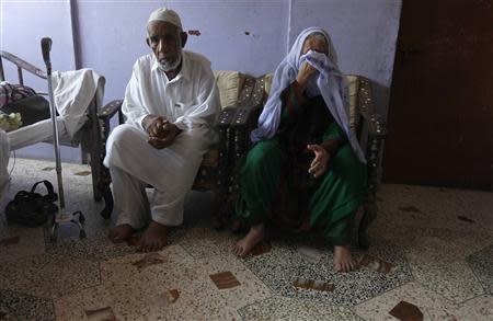 Ros Khatoon (R), 65, mother of Abdul Razzaq Baloch, sits next to her husband Rasool Bax, 70, while weeping during an interview with Reuters at her residence in Karachi June 3, 2013. REUTERS/Stringer