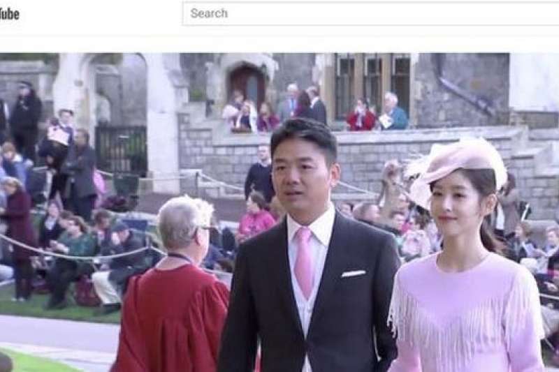 劉強東與章澤天參加英國女王孫女的婚禮時，因為兩人的盛裝打扮與東方面孔，還被當地網友誤以為是日本公主駕臨（圖片來源：新浪科技）