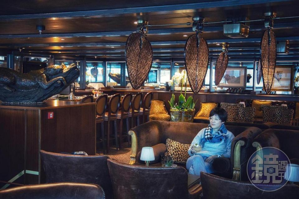 位於船尾的「Bar du Leopard」酒吧，以豹紋與非洲風格裝飾。