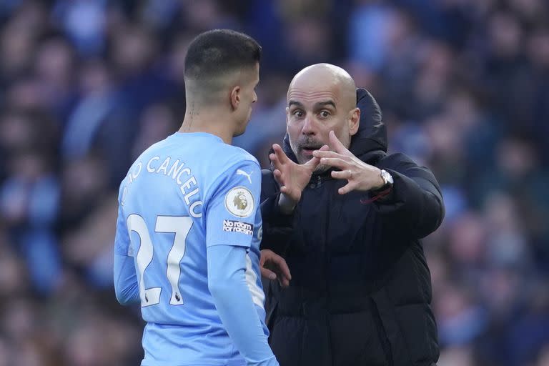 El portugués Cancelo, por ejemplo, tuvo una temporada extraordinaria a nivel defensivo. Sus números en la campaña 21-22 lo colocan como el futbolista que más intentos hizo por recuperar la pelota en el último tercio del terreno