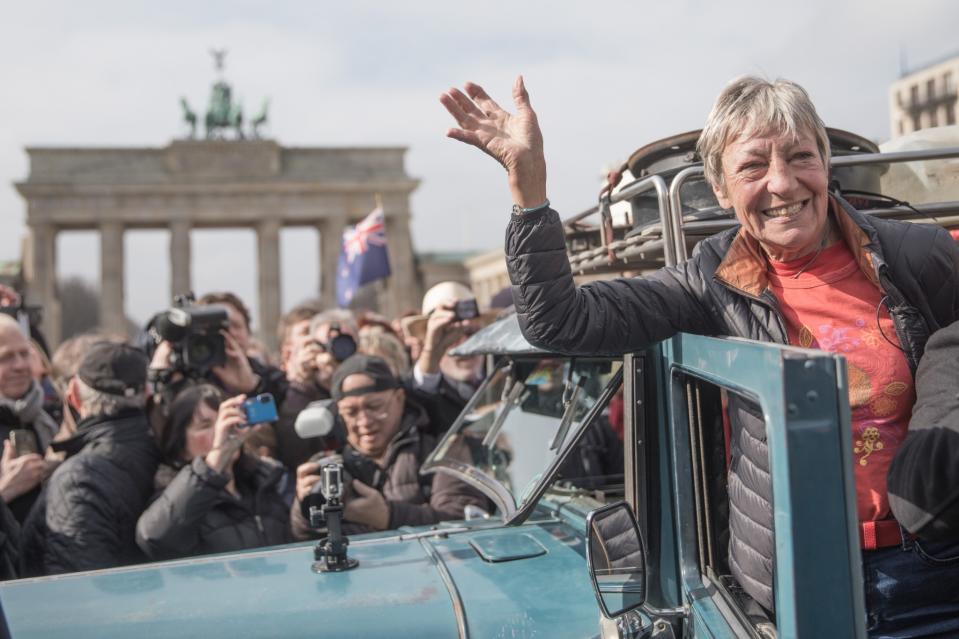 Heidi Hetzer reiste mit dem Oldtimer um die Welt und sorgte zurück in Deutschland für einen TV-Aufreger. (Bild: dpa)