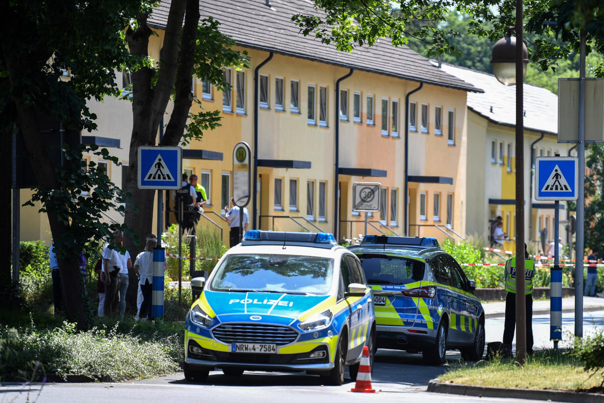 Polizeibeamte am Tatort in Espelkamp (Bild: Lino Mirgeler/dpa)