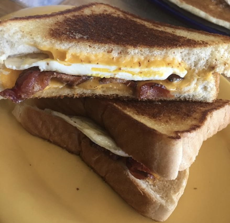 Kansas: Banjo's Cafe breakfast sandwich