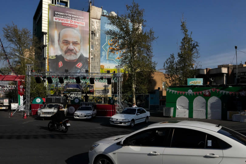 伊朗街頭悼念伊斯蘭革命衛隊（IRGC）聖城旅指揮官、准將扎赫迪（Mohammad Reza Zahedi）。（圖／達志／美聯社）