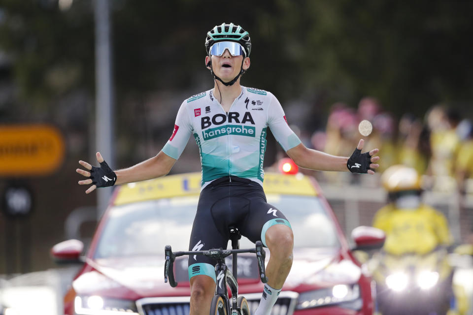 El alemán Lenard Kamna cruza la meta para ganar la 16ta etapa del Tour de Francia, en el tramo de 164 kilómetros (102 millas) de La Tour-du Pin a Villard-de-Lans, Francia, el martes 15 de septiembre de 2020. (AP Foto/Christophe Ena, Pool)