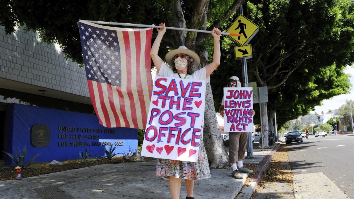 Protest vor einem Postamt in Los Angeles. Demokraten haben den Verdacht geäußert, der von Präsident Donald Trump ernannte Post-Chef Louis DeJoy wolle die Briefwahl behindern.