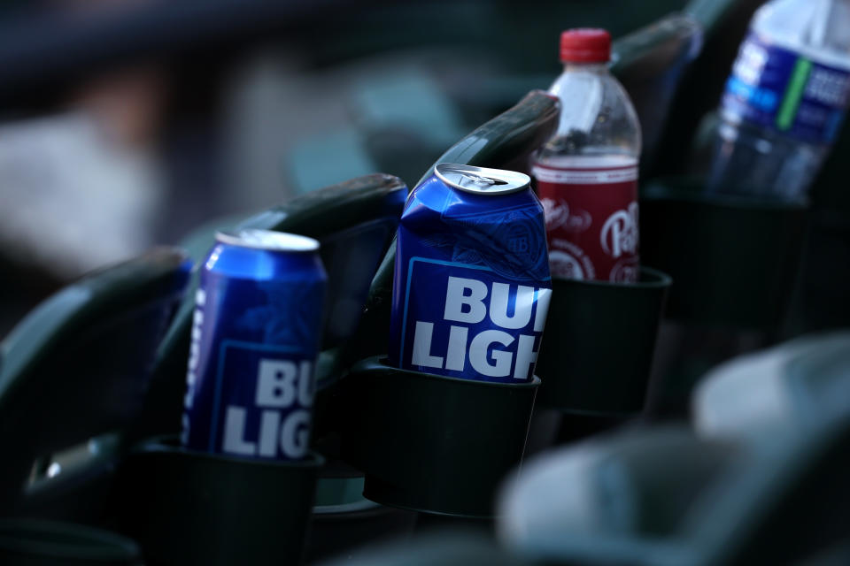 Las latas vacías de Bud Light durante el juego de los Orioles de Baltimore y los Guardianes de Cleveland en Oriole Park en Camden Yards el 31 de mayo de 2023 en Baltimore, Maryland. (Foto de Rob Carr/Getty Images)