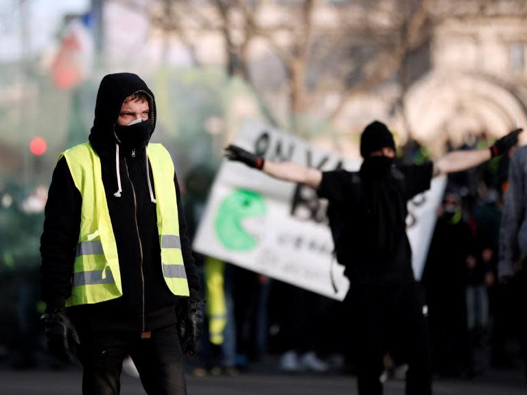 Emmanuel Macron condemns antisemitic abuse at yellow vest demonstrations in Paris