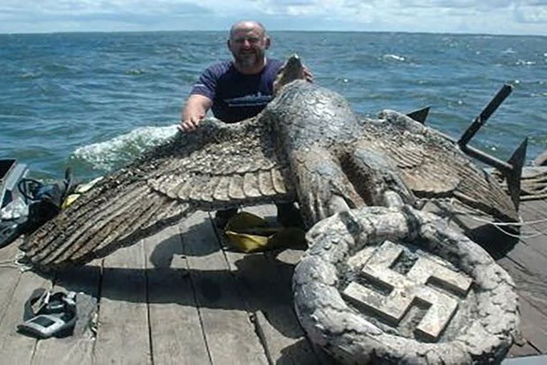 El águila nazi: el figurón de popa del Admiral Graf Spee tiene dos metros de alto y casi cuatrocientos kilos de peso y fue rescatada de las profundidades en el año 2006 por los hermanos Felipe y Alfredo Etchegaray